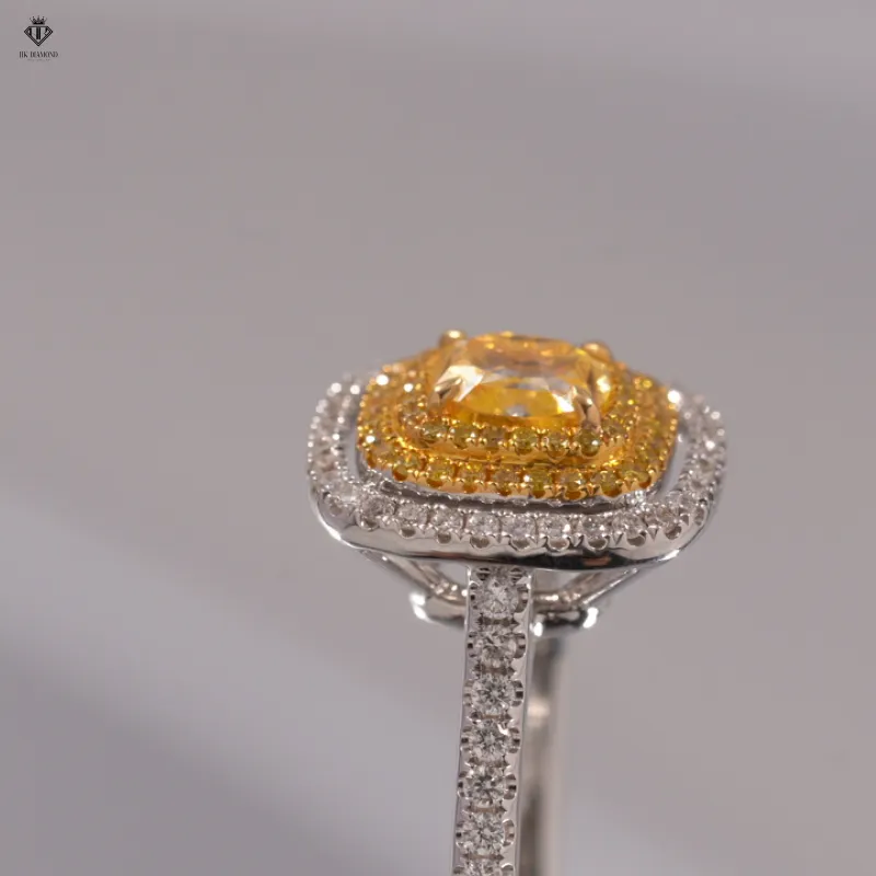 Nhẫn Kim Cương Vàng Fancy Yellow Dáng Cushion