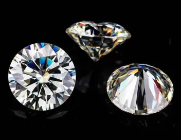 Sự Khác Biệt Giữa Kim Cương Nhân Tạo và Moissanite