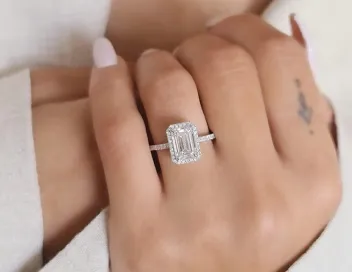 Nhẫn kim cương Emerald đẹp huyền bí và ưu điểm nổi bật