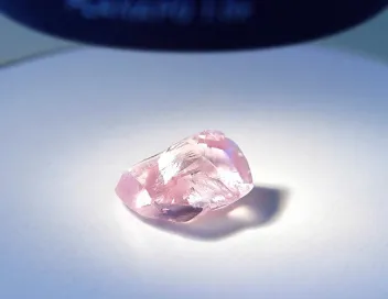 Kim Cương Hồng – Viên Ngọc Quý Hiếm Của Thiên Nhiên