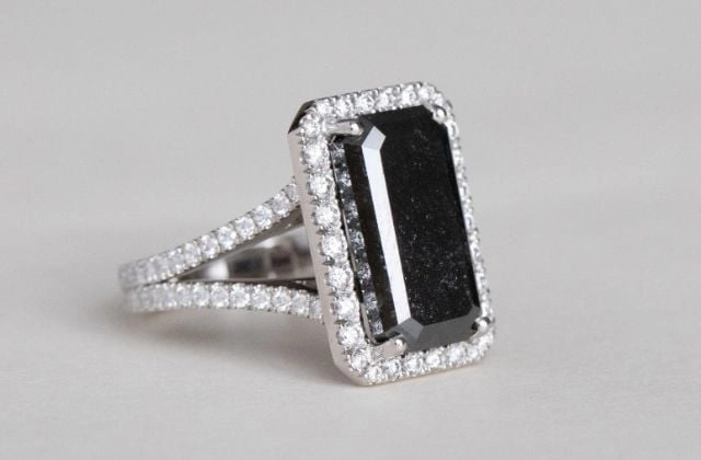 Kim cương đen được hình thành từ vụ nổ sao băng