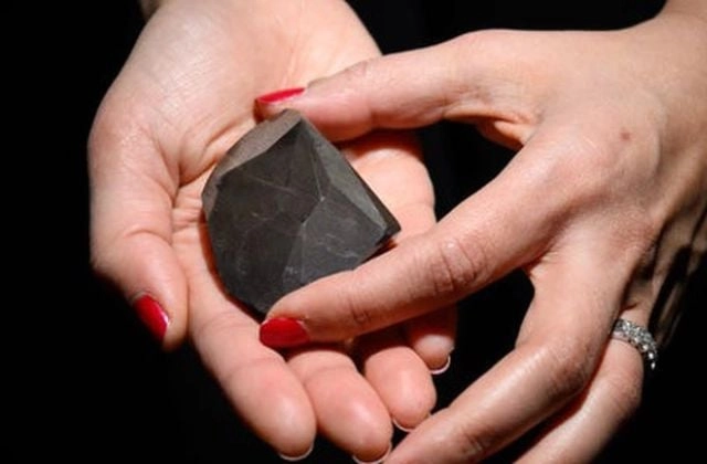 Những điều cần biết về kim cương đen thô tự nhiên