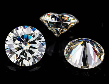 Sự Khác Biệt Giữa Kim Cương Nhân Tạo và Moissanite