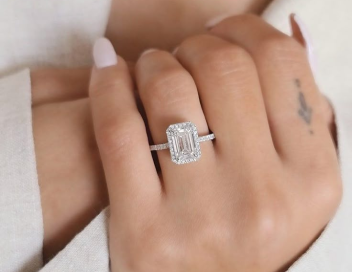 Nhẫn kim cương Emerald đẹp huyền bí và ưu điểm nổi bật