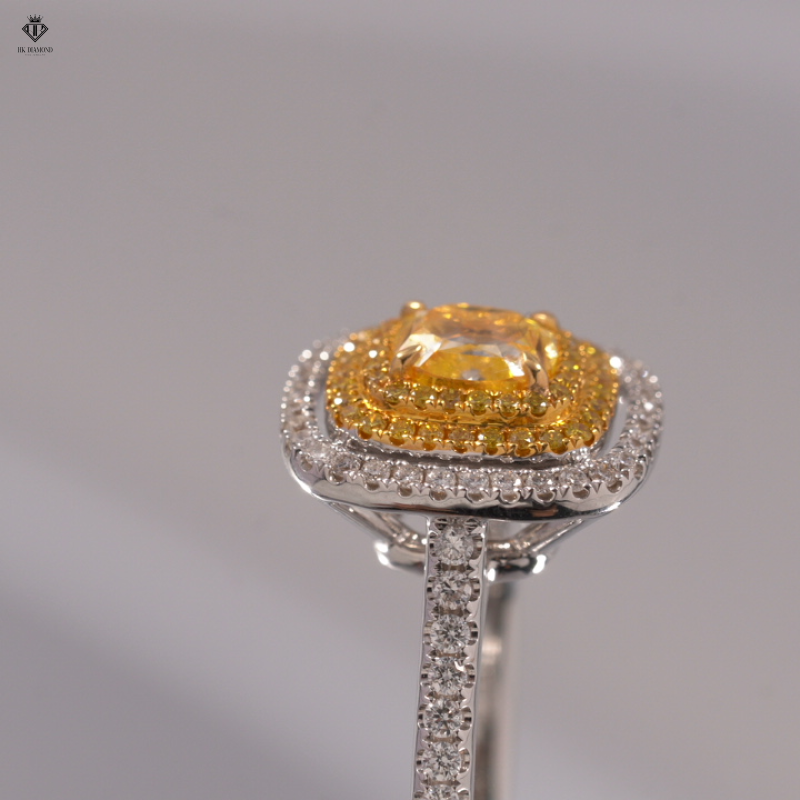 Nhẫn Kim Cương Vàng Fancy Yellow Dáng Cushion